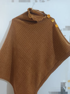 Photo de galerie - Réalisation sur mesure d'un poncho prestige double face avec un col montant boutonné.