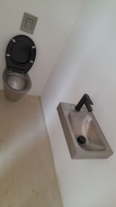 Photo de galerie - Pose de wc suspendu , lavabo (inox) avec raccordement tuyauteries et vidange 
