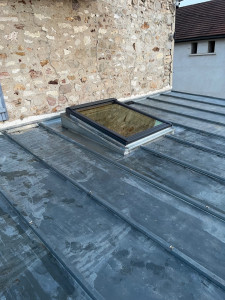 Photo de galerie - Pose d’une fenêtre de toit avec rehaussement sur terrasson en zinc 