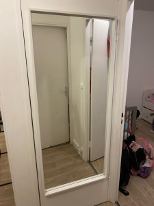 Photo de galerie - Fixer un miroir sur une porte.