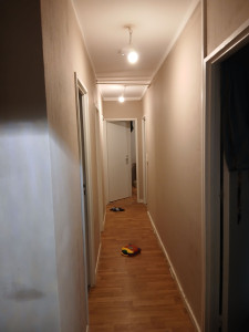 Photo de galerie - Réalisation de travaux de peinture intérieure chambre, salon et couloir. Application de peinture directement sur le papier peint existant pour un rendu propre, soigné et harmonieux.
B. Service Express Habitat – Nancy et alentours.