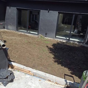 Photo de galerie - Préparation du sol pour pose de gazon en rouleau