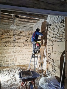 Photo de galerie - Piquage et jointage à la chaux du mur en pierre de Caen 