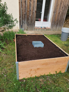Photo de galerie - Installation d'un jardin en clef de serrure, bac potager avec un compost au centre 