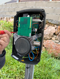 Photo de galerie - Installation et raccordement de borne IRVE. Montage technique et câblage sécurisé pour votre borne de recharge électrique. Travail précis et conforme aux normes de sécurité.