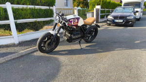 Photo de galerie - BMW K75 préparée en café racer
 Changement de la durite de frein avant pour un meilleur feeling au levier.
 Remontage complet du frein arrière avec remplacement du maître-cylindre pour retrouver un freinage fiable et précis.