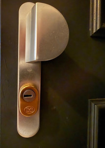 Photo de galerie - Porte claquée