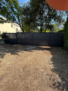 Photo de galerie - Pose de grillage avec lame occultante 