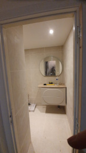 Photo de galerie - Pose d’un carlage 60/60, pose d’un miroir et meuble de salle de bain 