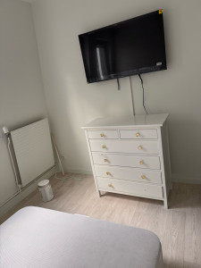 Photo de galerie - Montage commode et fixation d’une TV sur support. 