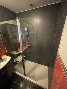 Photo de galerie - Transformation d’une baignoire en un espace douche PMR 