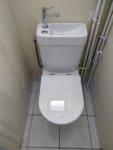 Photo de galerie - Remplacement d'un WC monobloc avec un WC monobloc avec robinet intégré dans la chasse d'eau