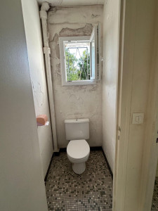 Photo de galerie - Voila l’état des toilettes avant faire les travaux de carrelage et enduit et peinture 