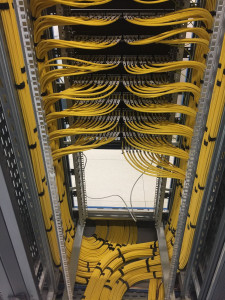 Photo de galerie - Réalisation de baie informatique, tirage de câbles et câblage.