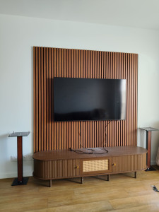 Photo de galerie - İnstallation panneau bois et télévision au mur