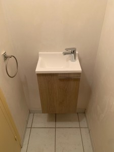 Photo de galerie - Pose d’un lave main dans wc