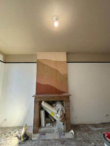 Photo de galerie - Pose d’un papier peint de type panoramique sur un conduit de cheminée . 