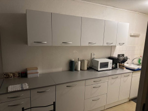 Photo de galerie - Montage et installation de la cuisine sur des mur bétons