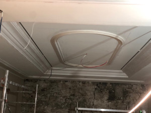 Photo de galerie - Travaux de plâtrerie traditionnelle : création d'un plafond à caissons avec moulures et réservations électriques pour spots encastrés.
