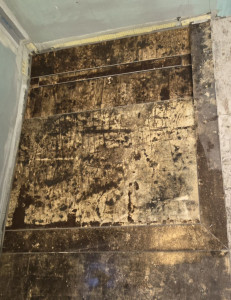 Photo de galerie - Douche à l'italienne avec caniveau réalisé avec des carreaux de 60x120.