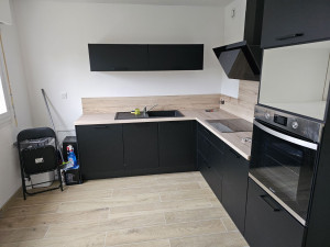 Photo de galerie - Cuisine pose carrelage imitation parquet 