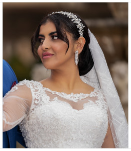 Photo de galerie - Cette photo respire la grâce et la sérénité d’une mariée épanouie ?✨.
La jeune femme, vêtue d’une robe blanche finement brodée de dentelle et de perles, rayonne de douceur et d’élégance.