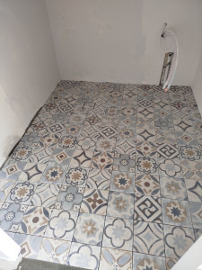 Photo de galerie - Pose du carrelage d'une salle de bain avec douche à l'italienne 