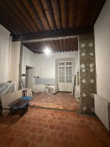 Photo de galerie - Création d’une grande ouverture dans un mur en parpaings, avec réalisation d’un poteau en béton banché pour soutenir la poutre portant le plancher du R+1.