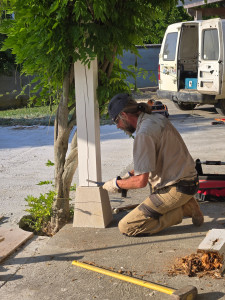 Photo de galerie - Pose de pieds de pergola en pierre.