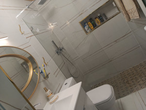 Photo de galerie - Renovation complète salle de bain, 
a l italienne, plomberie, électricité, carrelage, 
peinture. 