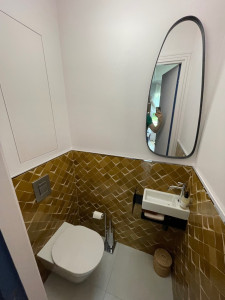 Photo de galerie - Oilettes rénovées – design moderne et optimisé
Espace compact transformé avec soin : WC suspendu, carrelage graphique posé en diagonale, finitions élégantes et ambiance contemporaine.