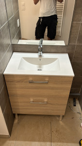 Photo de galerie - Pose d’un meuble vasque avec son miroir 