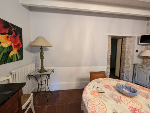 Photo de galerie - Rénovation des murs dans une maison ancienne. reprise des enduits, changement des plinthes et peinture bi-colore.