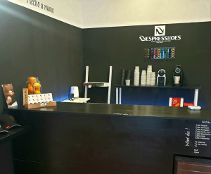 Photo de galerie - Création d'un coin café dans un magasin. Fabrication des meubles, peinture, déco...