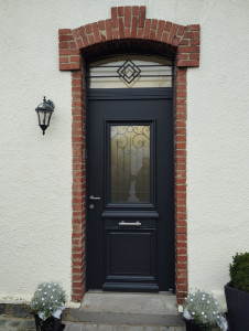 Photo de galerie - Pose d'une porte d'entrée.