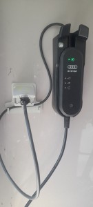 Photo de galerie - Installation d'une prise électrique UP green pour recharger la voiture électrique 