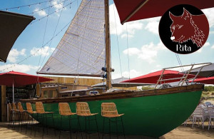 Photo de galerie - Bateaux gréement refais entièrement a neuf de l'extérieur . Ne vogue plus .
Peinture vert et rouge pour représenter l'Italie thème du restaurant . Bateaux transformer en mange debout .
