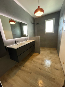 Photo de galerie - Salle d’eau avec douche à l’italienne identique au sol