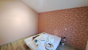 Photo de galerie - Mise en place d'un papier peint et peinture d'un mur Après 