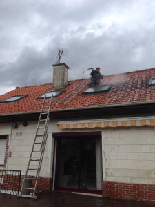 Photo de galerie - Nettoyage de toiture par appareil à base ou haute pression selon le support.