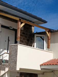Photo de galerie - Réalisation d'une marquise devant porte d'entrée. 