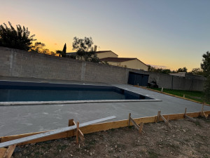 Photo de galerie - Coule une dalle de béton autour d’un piscine 