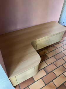 Photo de galerie - Réalisation d’une banquette en placage chêne avec trois tiroirs de rangement