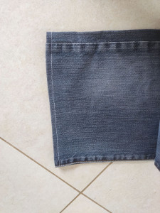 Photo de galerie - Ourlet de pantalon sur jeans