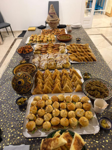 Photo de galerie - Prestation pour un anniversaire 50 ans pour 30 personnes- Des plats de pilons de poulet et bronchette de kefta sont en supplément  