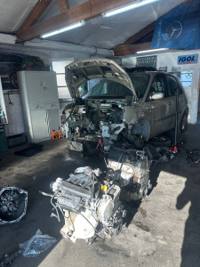Photo de galerie - Remplacement moteur effectué avec succès. ? Montage d'un kit d'embrayage neuf ainsi que d'un kit de distribution neuf avant la repose du moteur, pour garantir fiabilité et tranquillité d'esprit au client. ?✅