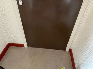 Photo de galerie - Rabotage de la porte d’entrée AVANT 