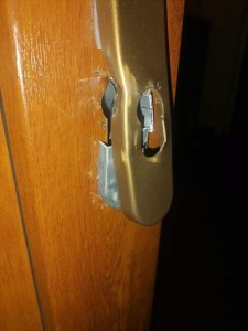 Photo de galerie - Ouverture de porte et remplacement de serrure suite à une effraction 