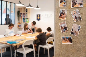 Photo de galerie - Des cours de maths dans une ambiance détendue et bienveillante, où l’objectif est de comprendre plutôt que d’apprendre par cœur. On prend le temps de revoir les notions qui posent problème, de faire des exercices ensemble et d’avancer à son rythme. 