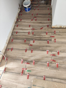 Photo de galerie - Pose du carrelage imitation parquet flottant , croisillons auto nivelant et joints 2 mm